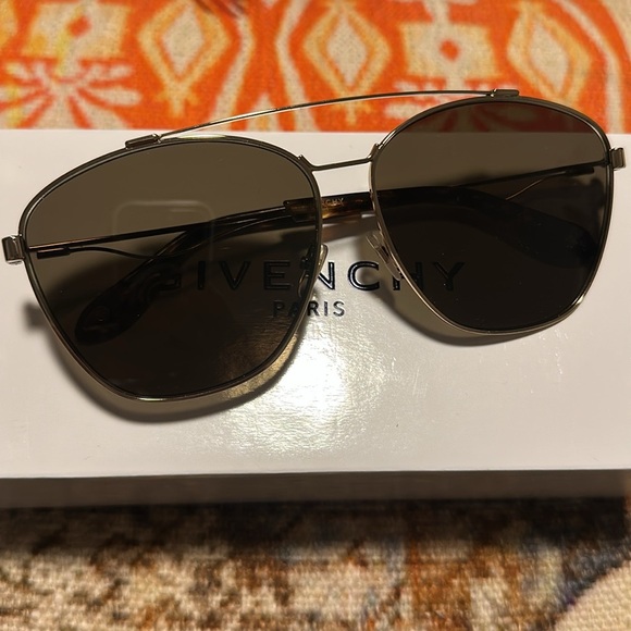 Givenchy 😍 - Picture 3 of 10